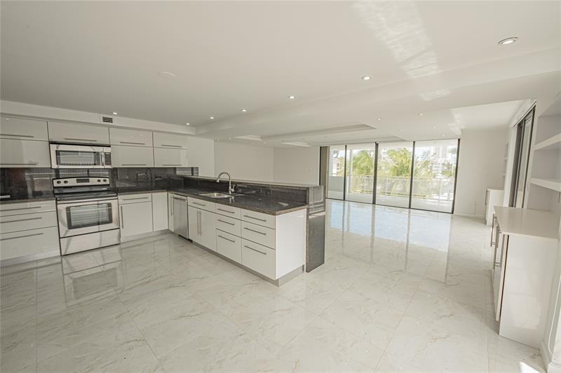 Image 22 of 53 For 468 Golden Isles Dr  402