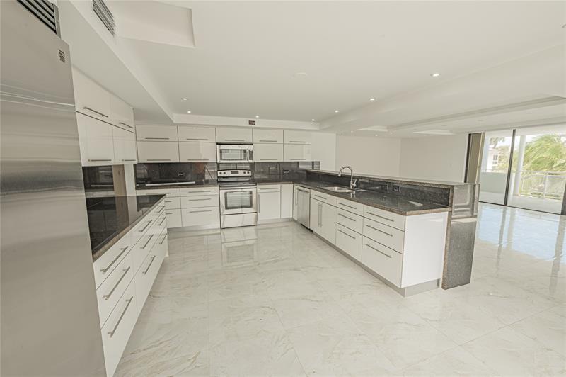 Image 23 of 53 For 468 Golden Isles Dr  402