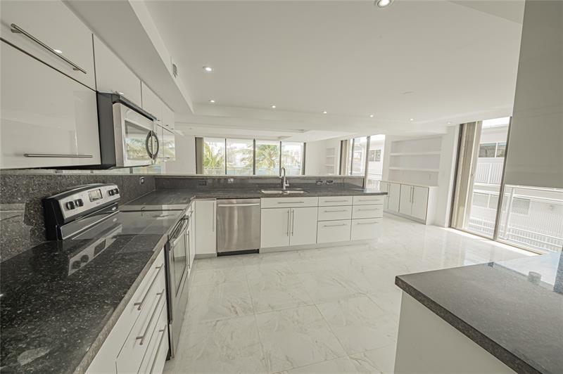 Image 24 of 53 For 468 Golden Isles Dr  402