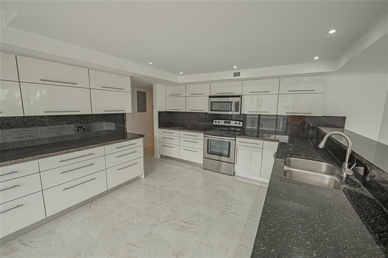 Image 25 of 53 For 468 Golden Isles Dr  402