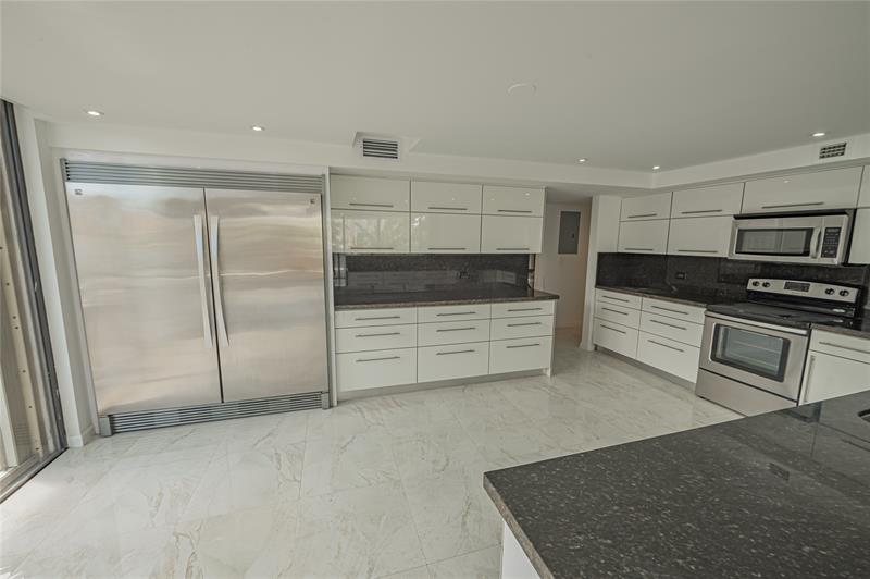 Image 26 of 53 For 468 Golden Isles Dr  402