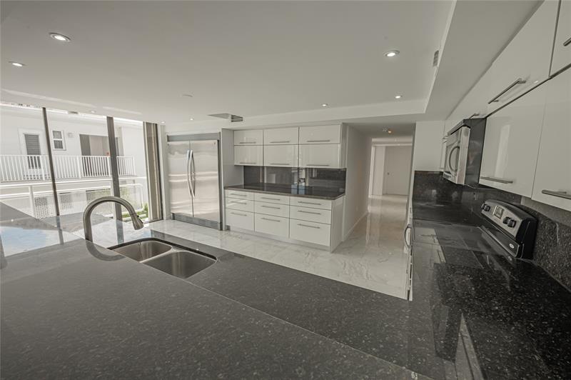 Image 27 of 53 For 468 Golden Isles Dr  402