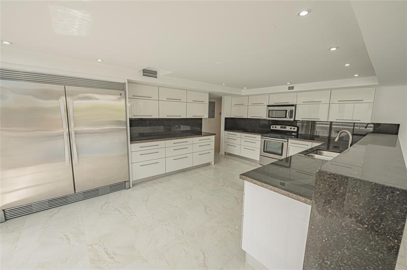 Image 28 of 53 For 468 Golden Isles Dr  402