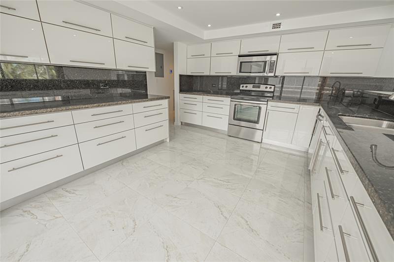 Image 29 of 53 For 468 Golden Isles Dr  402