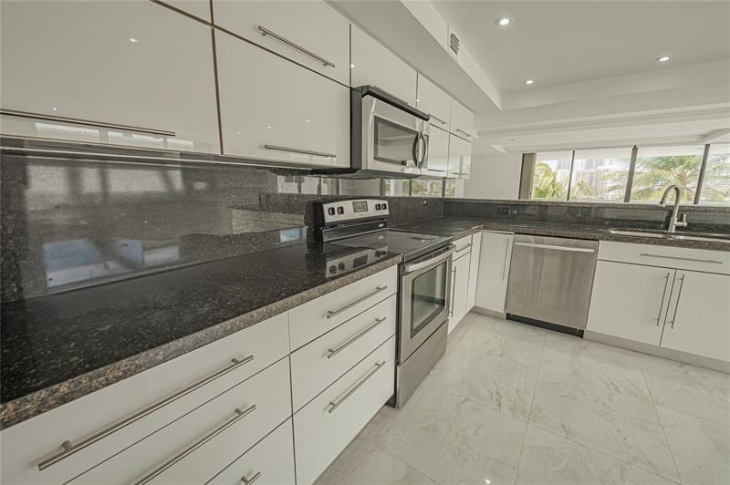 Image 30 of 53 For 468 Golden Isles Dr  402