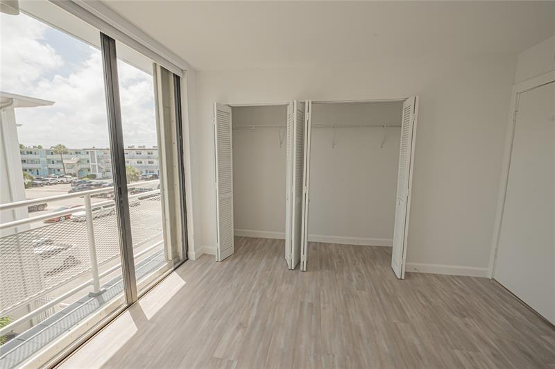 Image 33 of 53 For 468 Golden Isles Dr  402