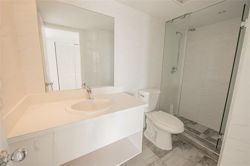 Image 36 of 53 For 468 Golden Isles Dr  402