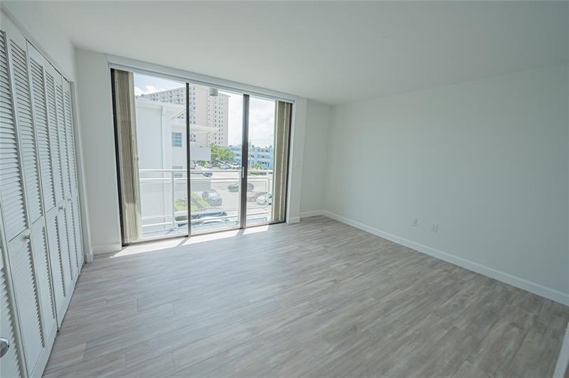 Image 37 of 53 For 468 Golden Isles Dr  402