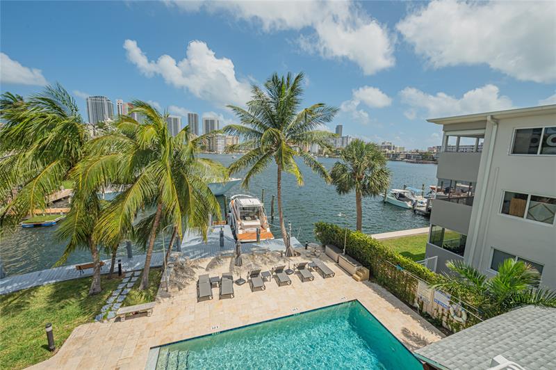 Image 4 of 53 For 468 Golden Isles Dr  402