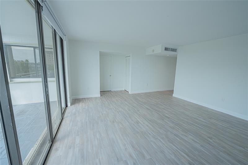 Image 41 of 53 For 468 Golden Isles Dr  402