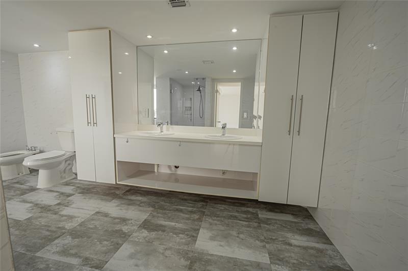 Image 47 of 53 For 468 Golden Isles Dr  402