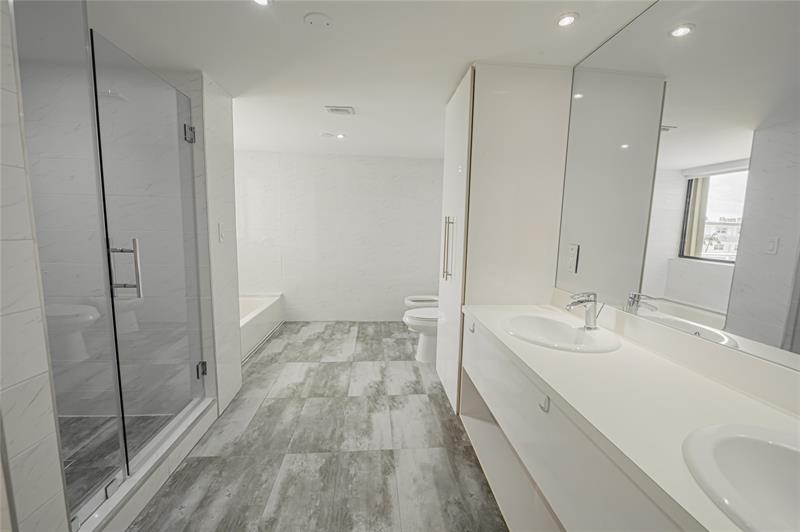 Image 49 of 53 For 468 Golden Isles Dr  402