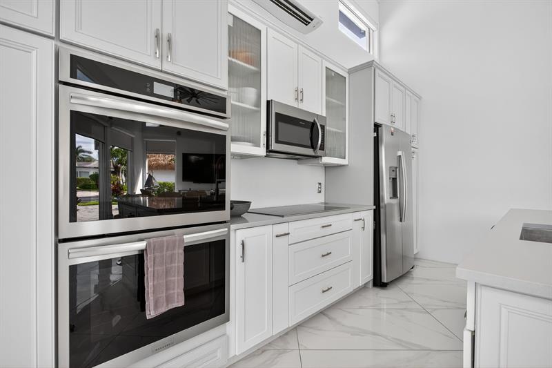 Image 9 of 26 For 552 Carol Pkwy  552