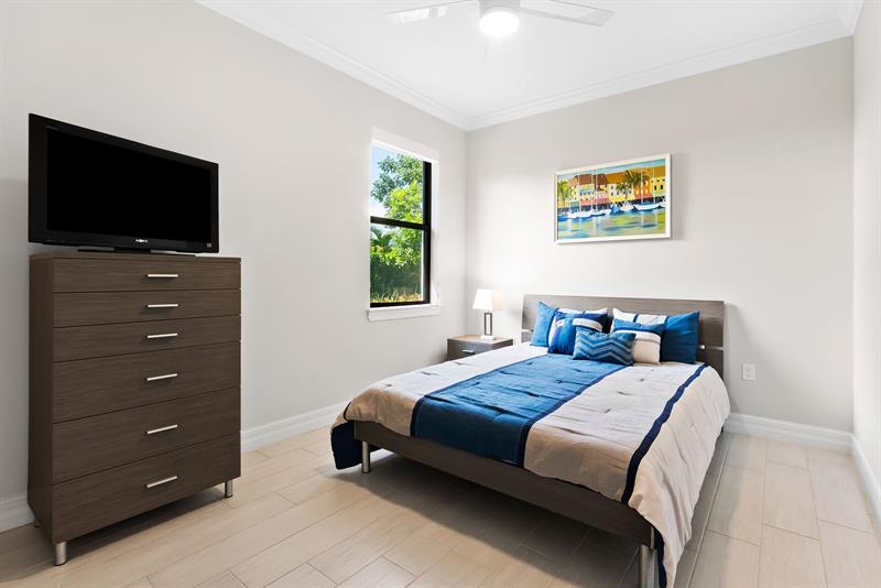 Image 25 of 54 For 2535 Primrose Pl