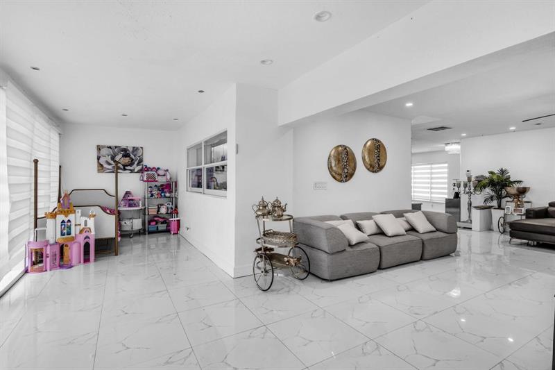 Image 11 of 37 For 4100 36th Ave