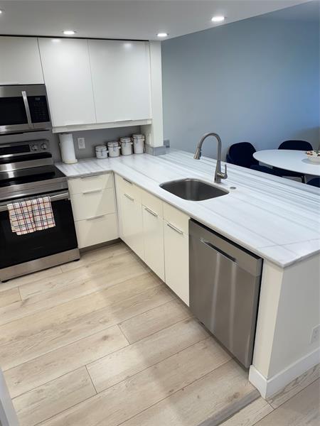 Image 14 of 39 For 802 Cypress Blvd 101