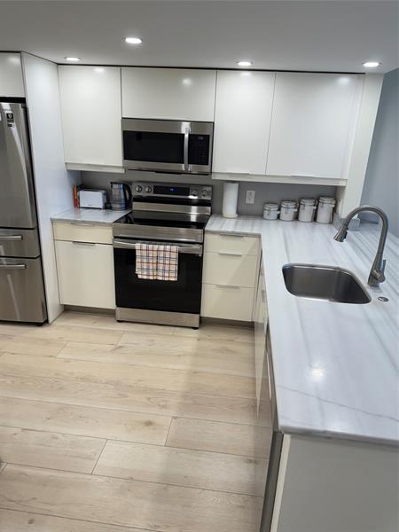 Image 15 of 39 For 802 Cypress Blvd 101