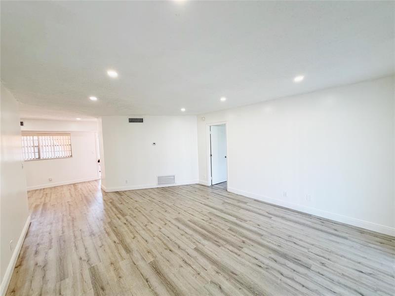 Image 10 of 37 For 2710 Riverside Dr  201