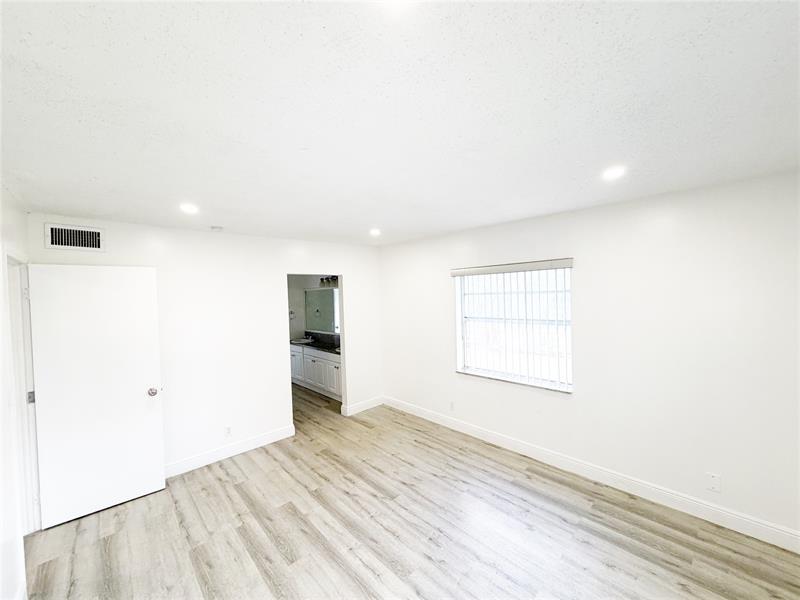 Image 16 of 37 For 2710 Riverside Dr  201