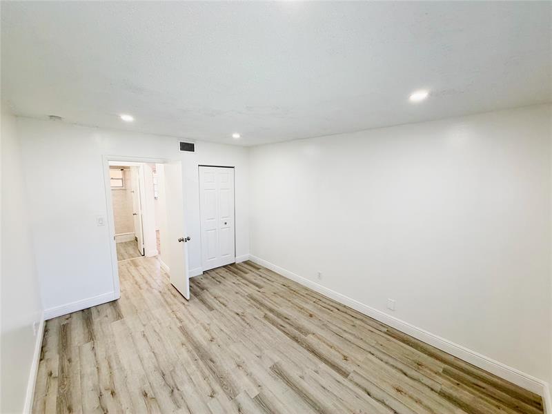 Image 24 of 37 For 2710 Riverside Dr  201