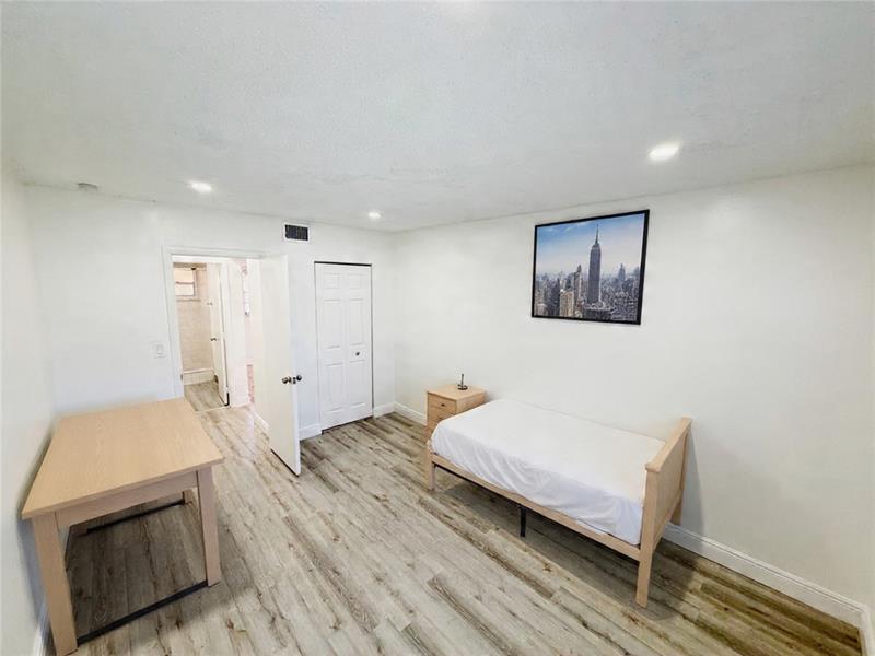 Image 25 of 37 For 2710 Riverside Dr  201