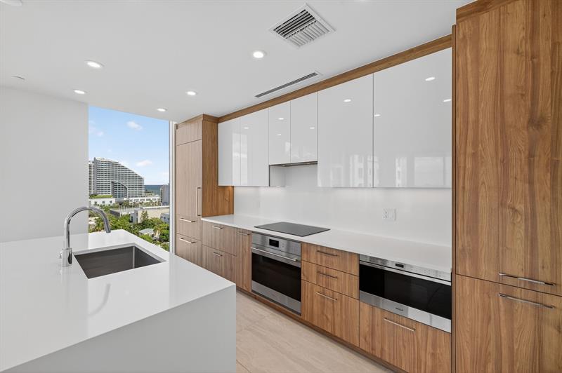 Image 13 of 47 For 153 Seabreeze Blv  1004-s