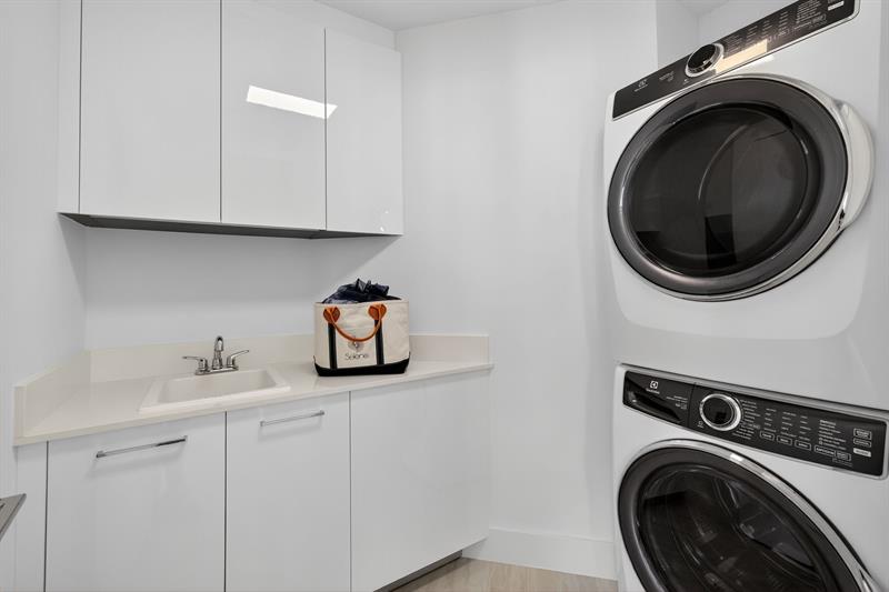 Image 15 of 47 For 153 Seabreeze Blv  1004-s