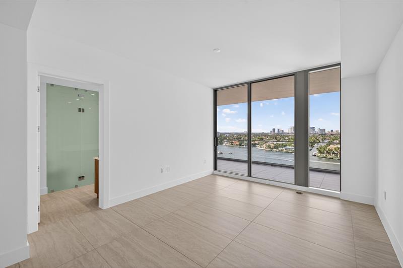 Image 17 of 47 For 153 Seabreeze Blv  1004-s