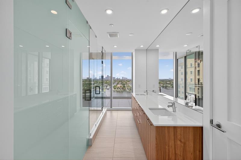 Image 18 of 47 For 153 Seabreeze Blv  1004-s