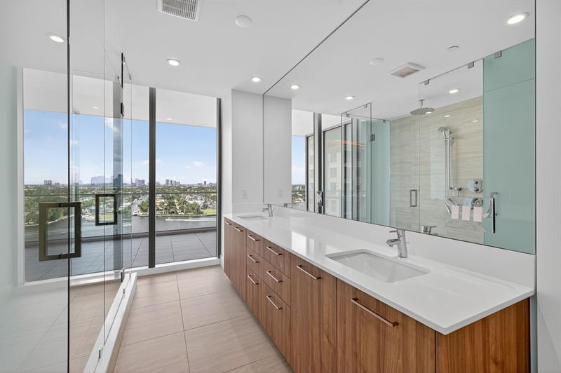 Image 19 of 47 For 153 Seabreeze Blv  1004-s