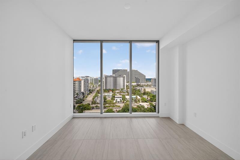 Image 21 of 47 For 153 Seabreeze Blv  1004-s