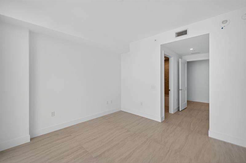 Image 22 of 47 For 153 Seabreeze Blv  1004-s