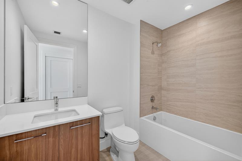 Image 23 of 47 For 153 Seabreeze Blv  1004-s