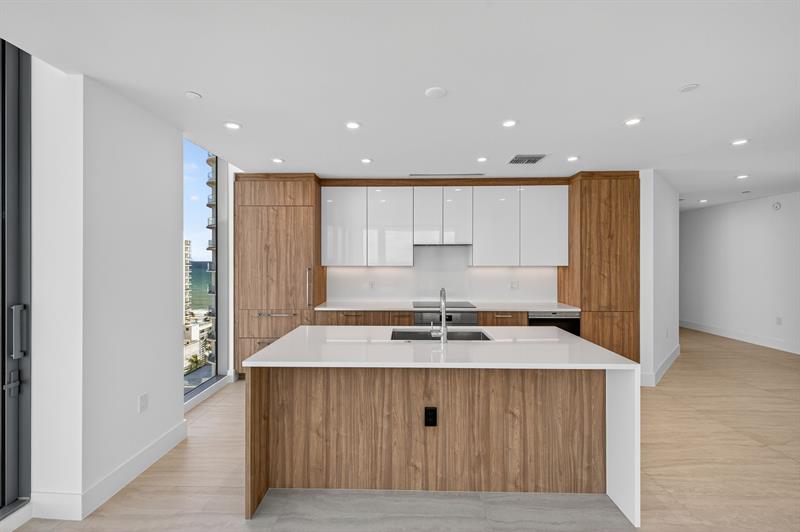 Image 6 of 47 For 153 Seabreeze Blv  1004-s