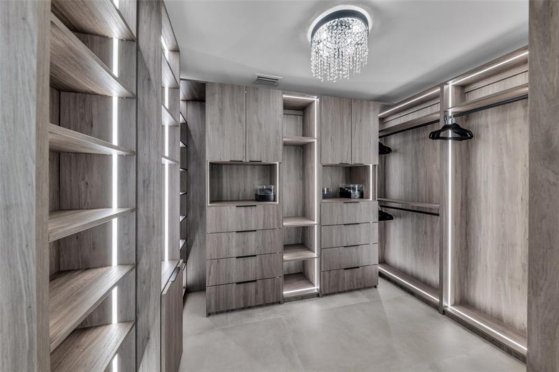 Image 24 of 83 For 160 3rd Ct  