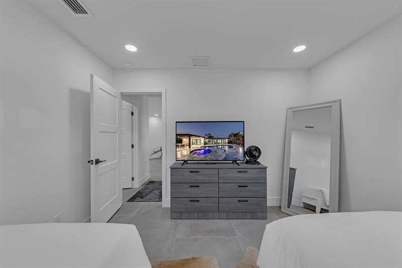 Image 45 of 83 For 160 3rd Ct  