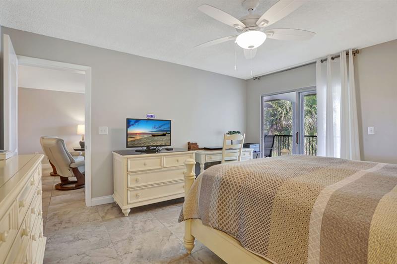 Image 32 of 55 For 4040 Crystal Lake Dr  202