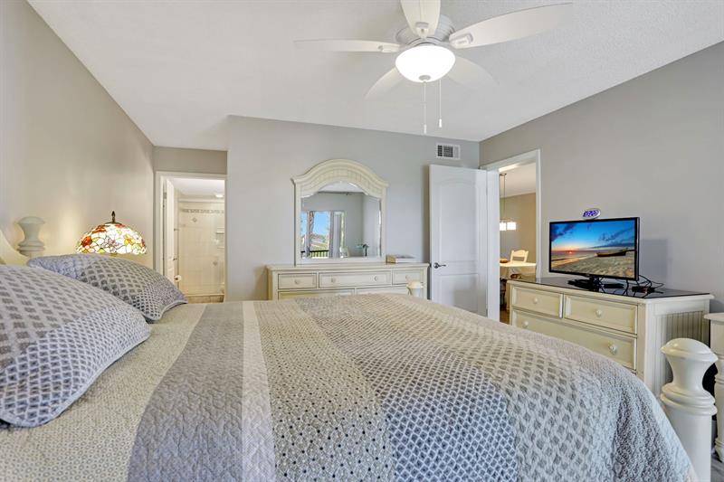 Image 33 of 55 For 4040 Crystal Lake Dr  202