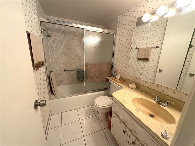 Image 8 of 10 For 2350 14th Street Cswy  303