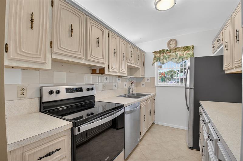 Image 14 of 28 For 1025 South Dr  D