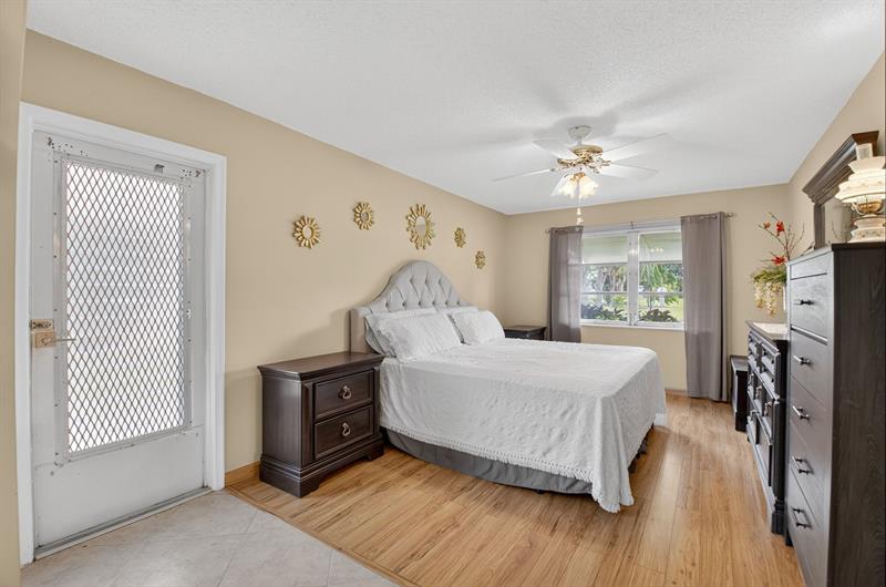 Image 20 of 28 For 1025 South Dr  D