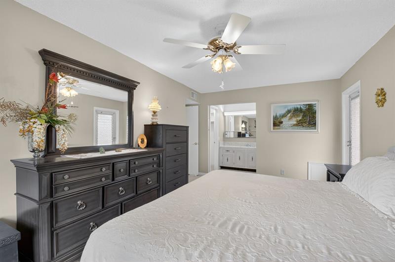 Image 22 of 28 For 1025 South Dr  D