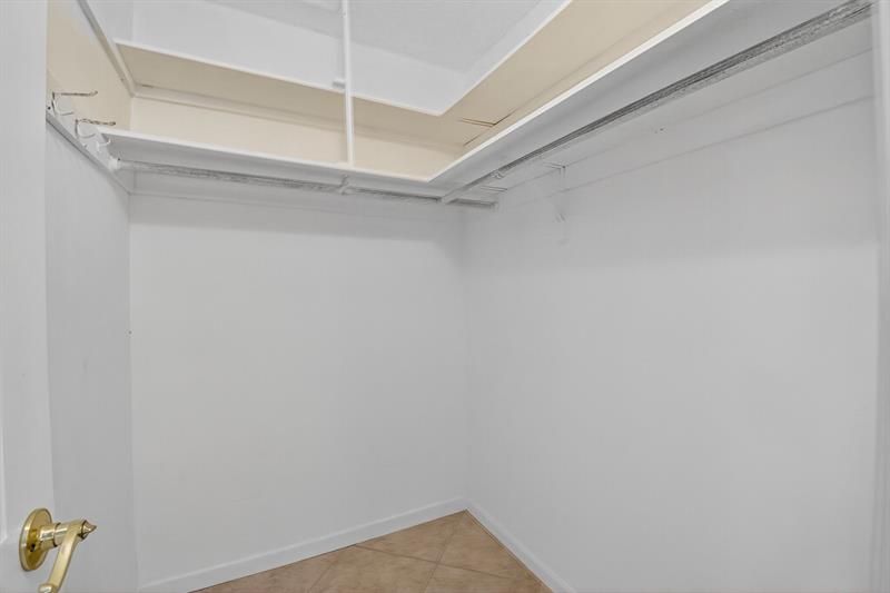 Image 23 of 28 For 1025 South Dr  D