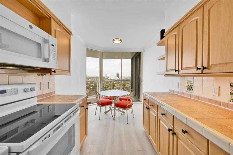 Image 3 of 21 For 3640 Yacht Club Dr  1501