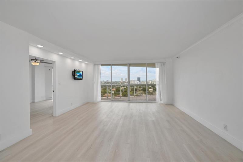 Image 6 of 21 For 3640 Yacht Club Dr  1501