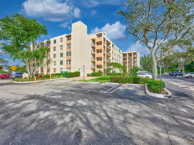 Image 3 of 29 For 3253 Riverside Dr  D-301