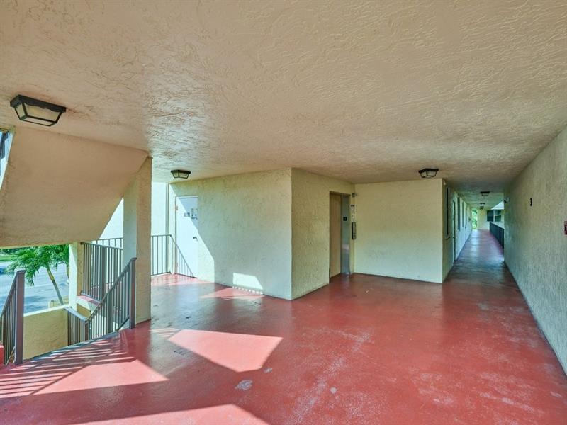 Image 5 of 29 For 3253 Riverside Dr  D-301