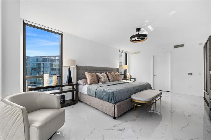 Image 28 of 38 For 100 Las Olas Blvd  4001