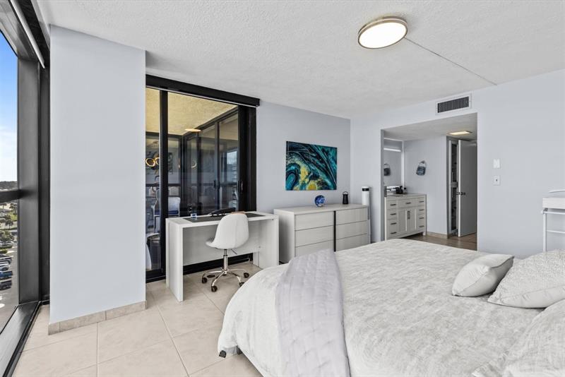 Image 28 of 47 For 10410 Ocean Dr  908