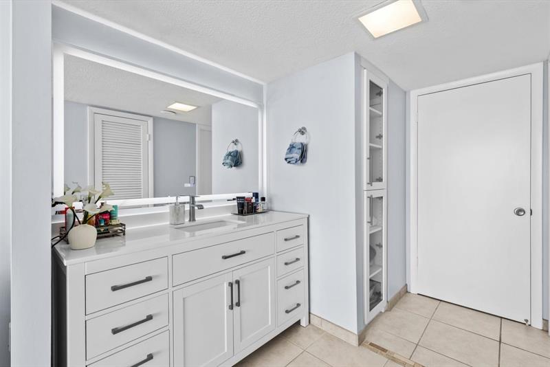 Image 29 of 47 For 10410 Ocean Dr  908